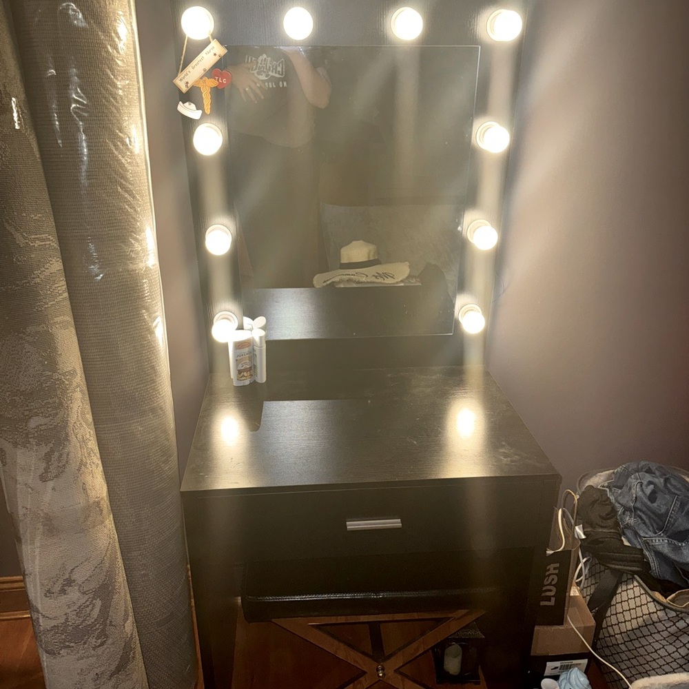 Makeup Vanity with stool, great condition! Used lightly! Staten Island pick up